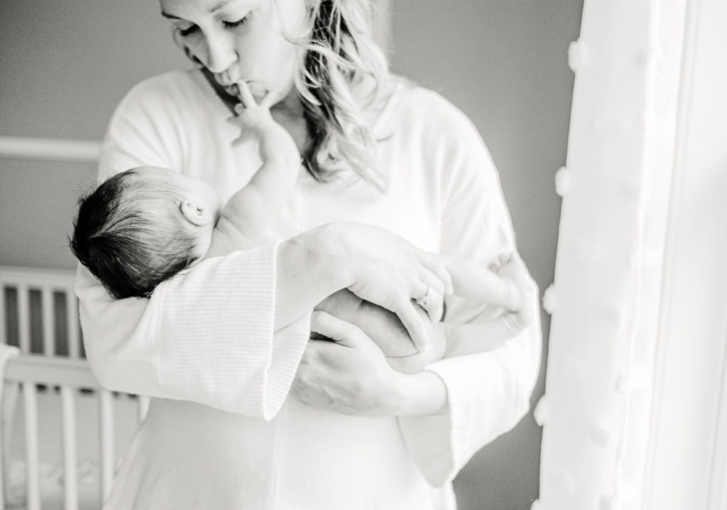 Naperville Newborn Photographer,mom kissing baby