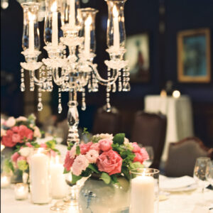 An elegant tabetop setting with pink flowers and blue vases at the Chicago Union League Club